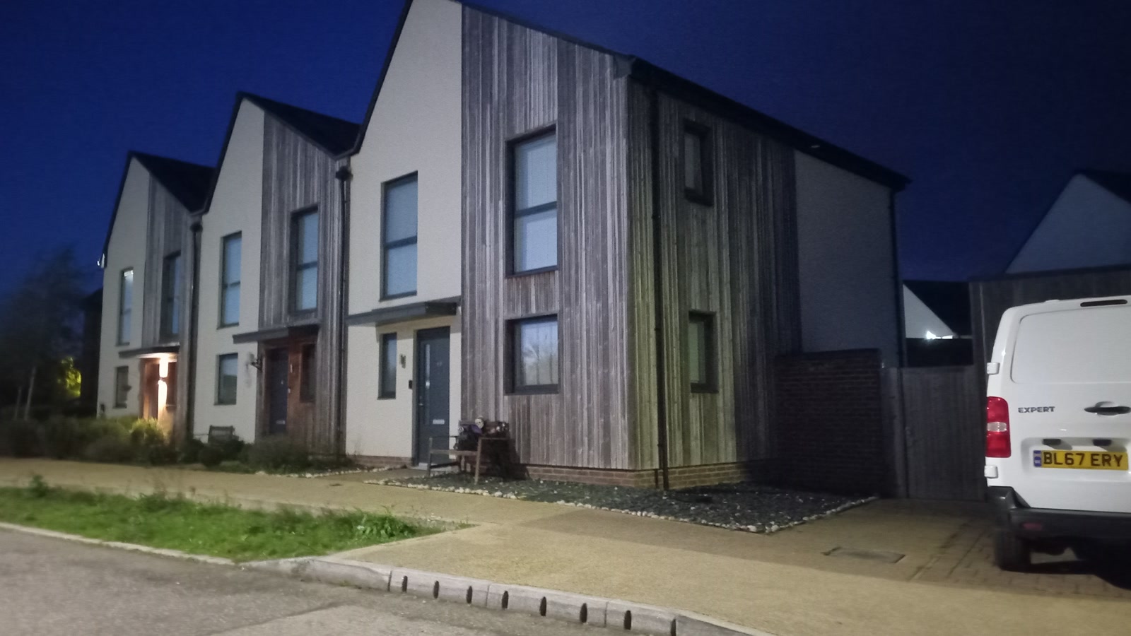 Residential houses and pedestrian pavement along Braeburn Avenue in Elmsbrook, Bicester.